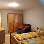 Zum Faesschen מלון